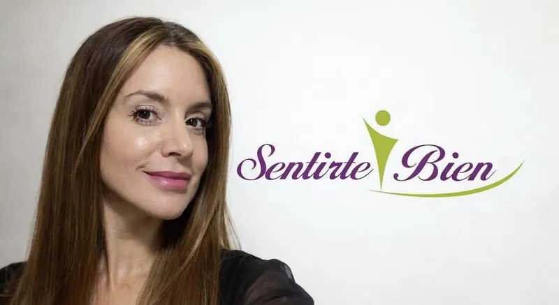 Alejandra, de Sentirte Bien, junto al logo del centro